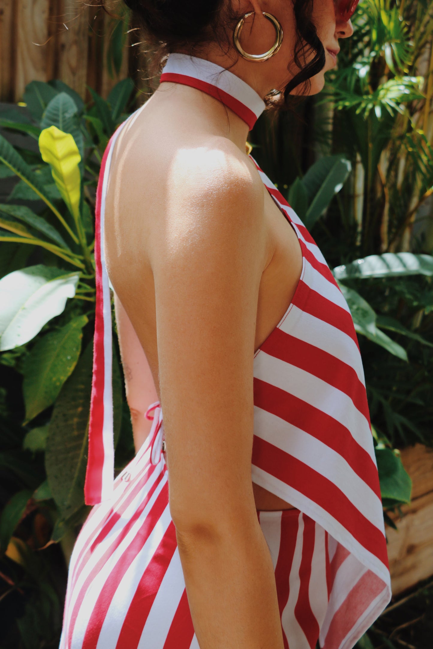 Striped set with pencil skirt, asymmetrical top, red and white stripes and open back.