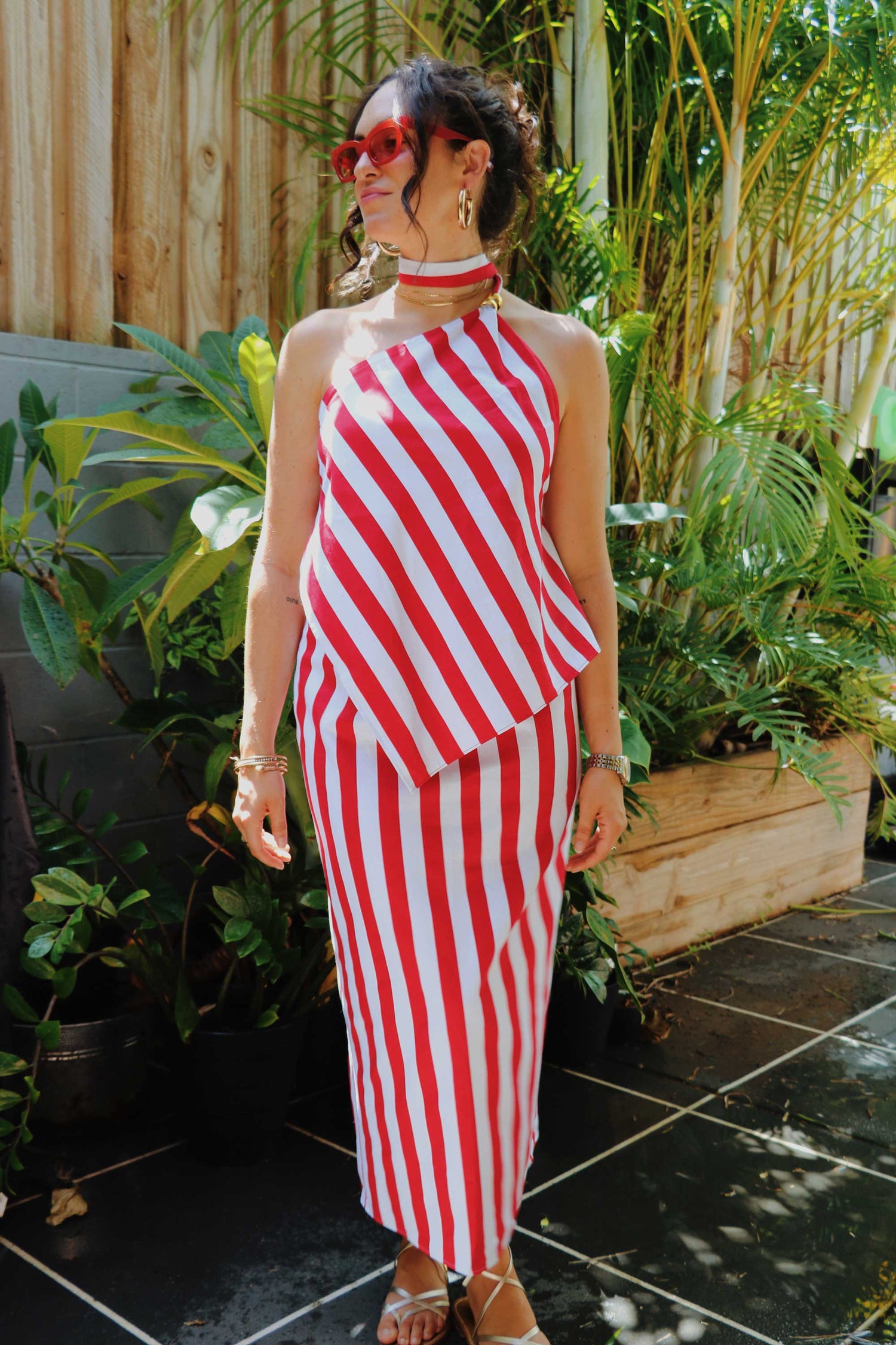 Striped set with pencil skirt, asymmetrical top, red and white stripes and open back.